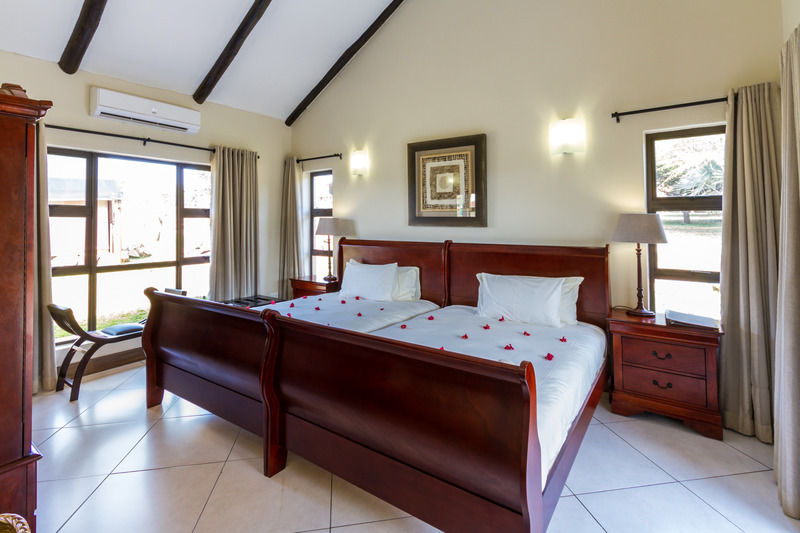 Zulu Nyala Game Lodge ฮลูฮลูเว ภายนอก รูปภาพ