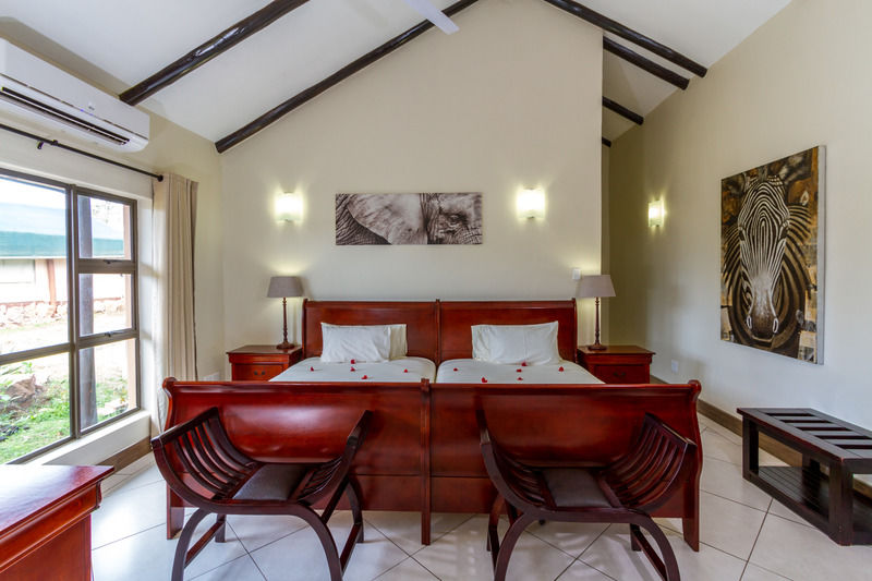 Zulu Nyala Game Lodge ฮลูฮลูเว ภายนอก รูปภาพ